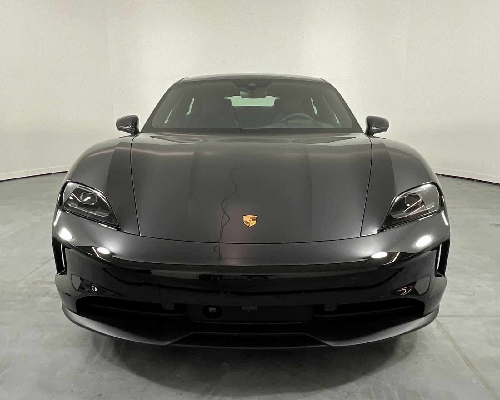 2025 Porsche Taycan photo 10