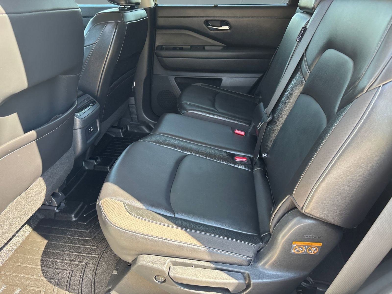 2022 Nissan Pathfinder SL photo 16
