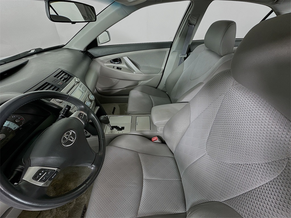 2009 Toyota Camry SE photo 2
