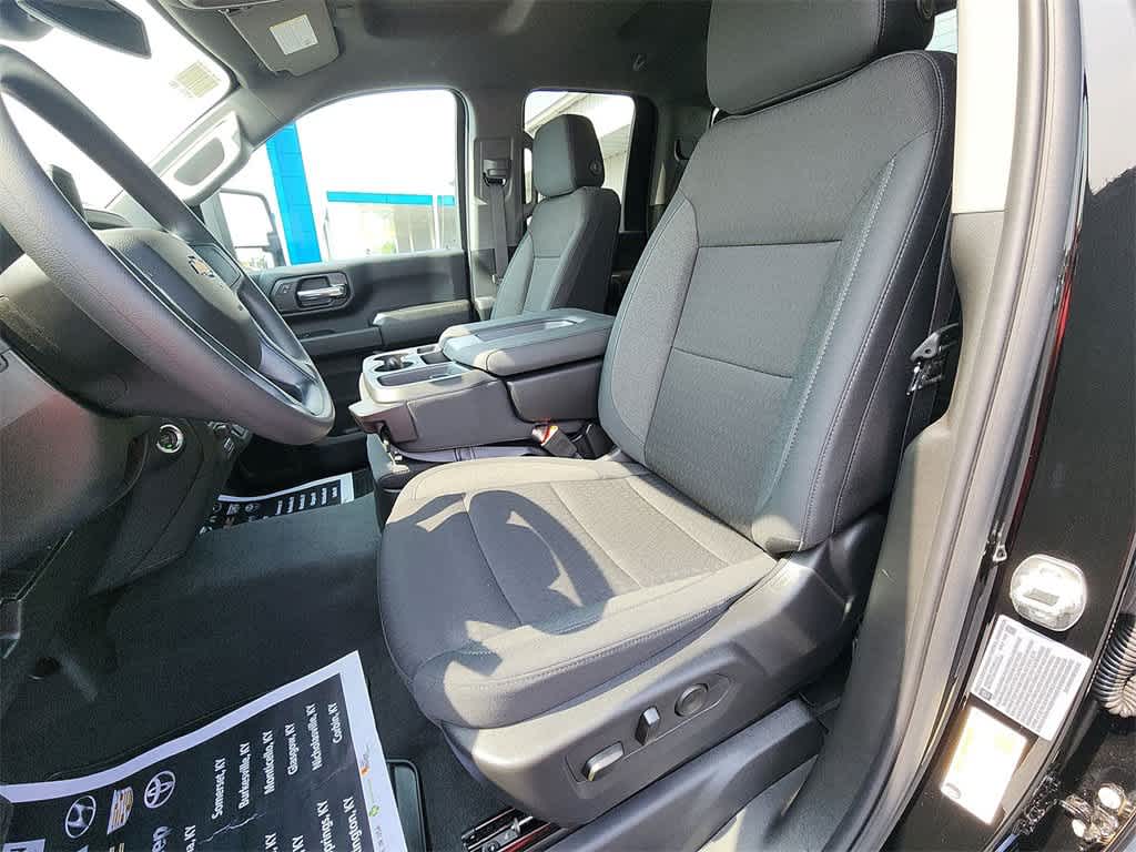 2025 Chevrolet Silverado 2500HD Custom photo 11