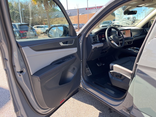 2025 Volkswagen Atlas Peak Edition SE photo 4