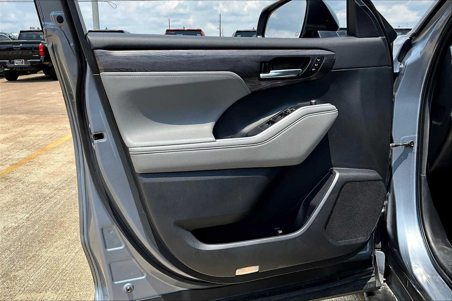 2021 Toyota Highlander Platinum photo 21