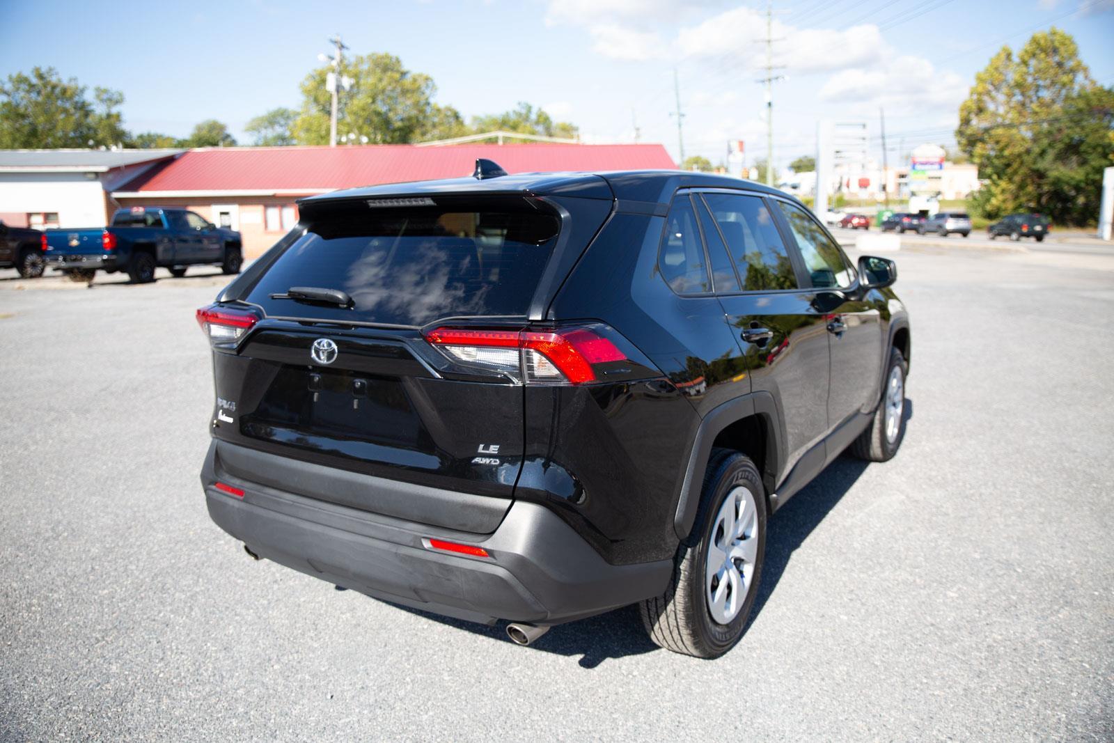 2024 Toyota RAV4 LE photo 3