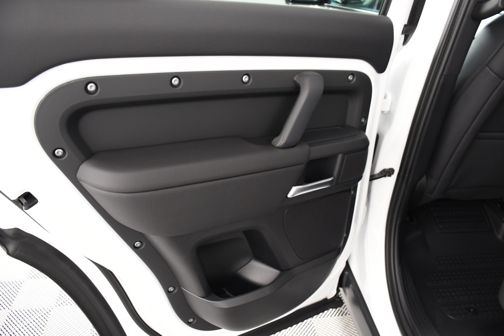 2025 Land Rover Defender 110 S photo 25