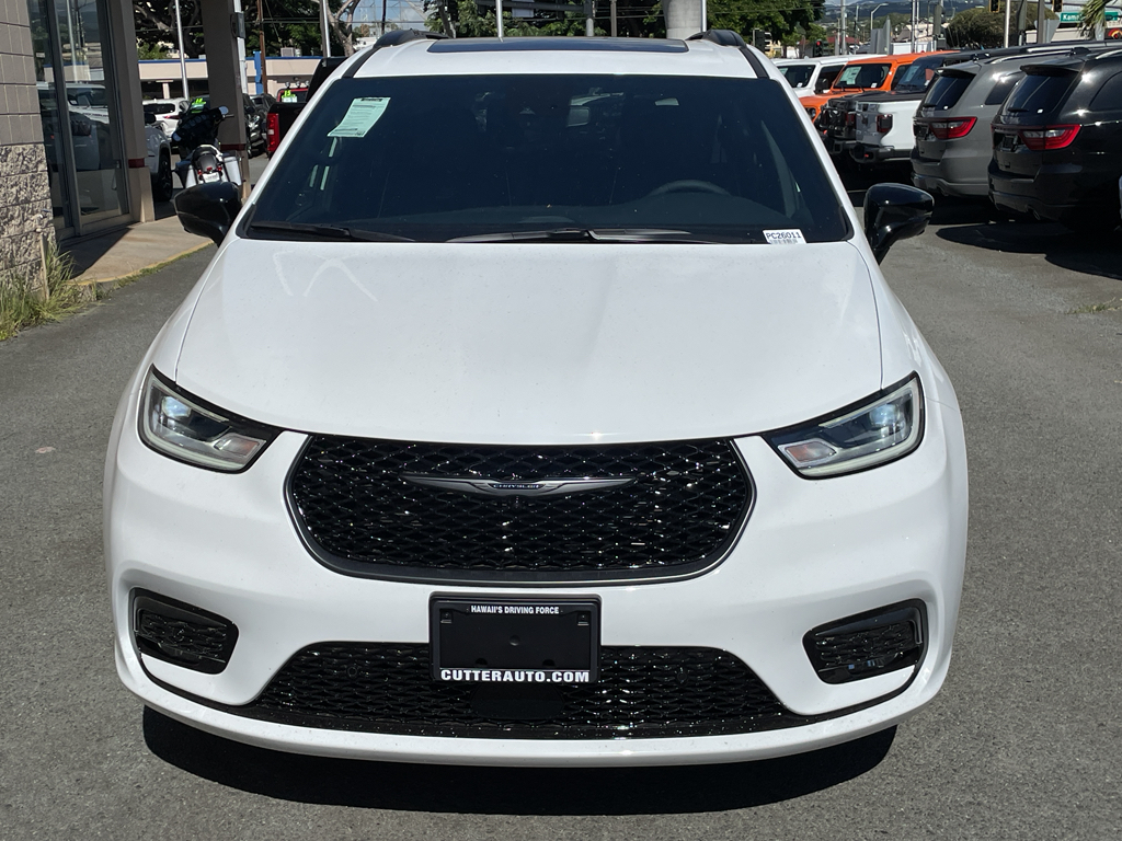 2026 Chrysler Pacifica Limited's photo