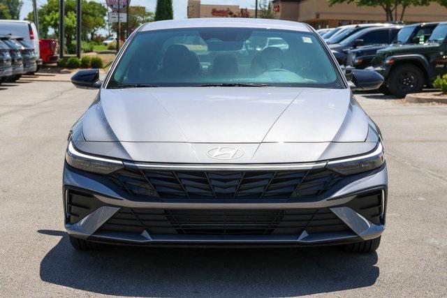 New 2025 Gray Hyundai SEL Sport image 2
