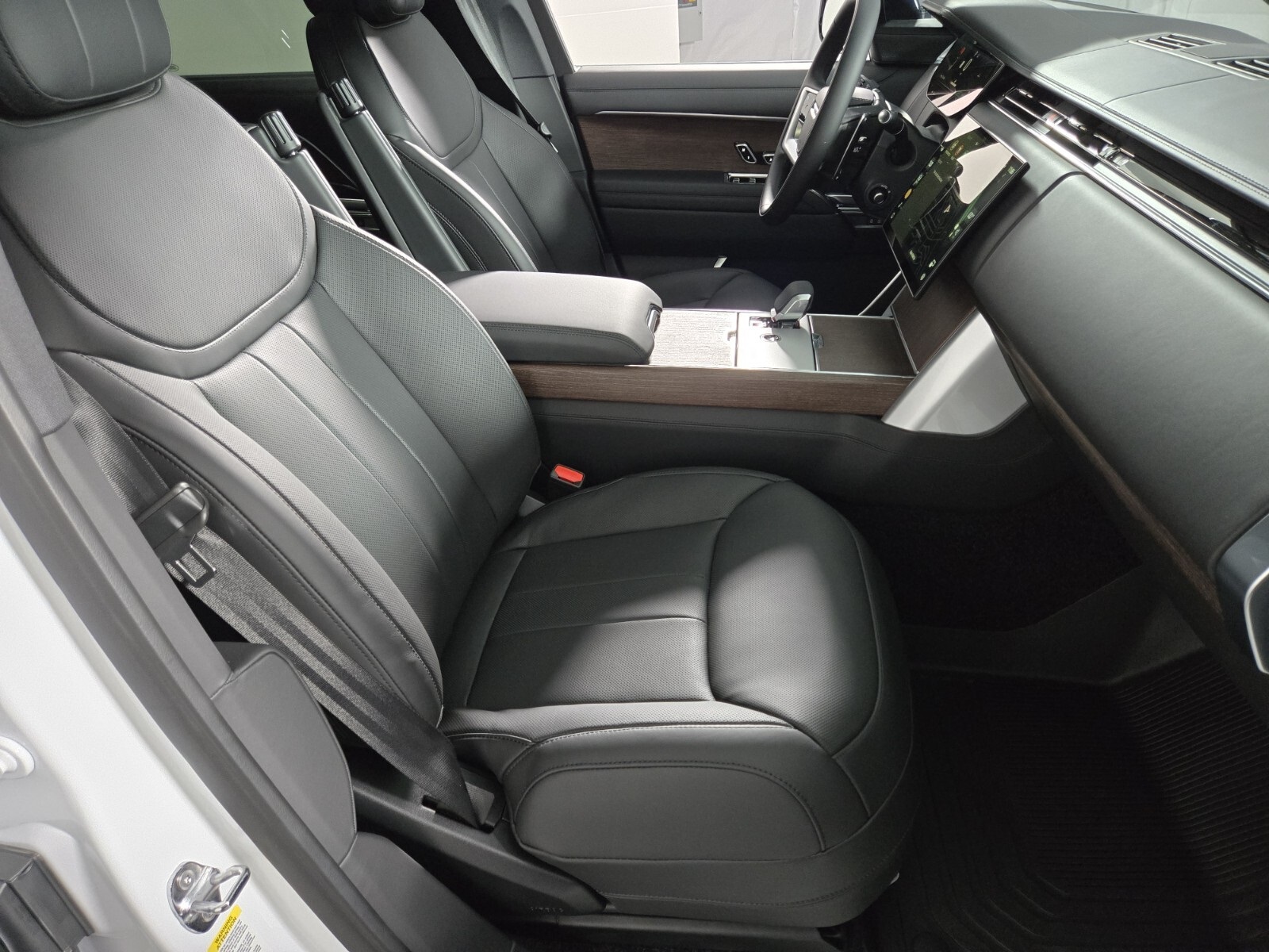 2025 Land Rover Range Rover SE photo 3