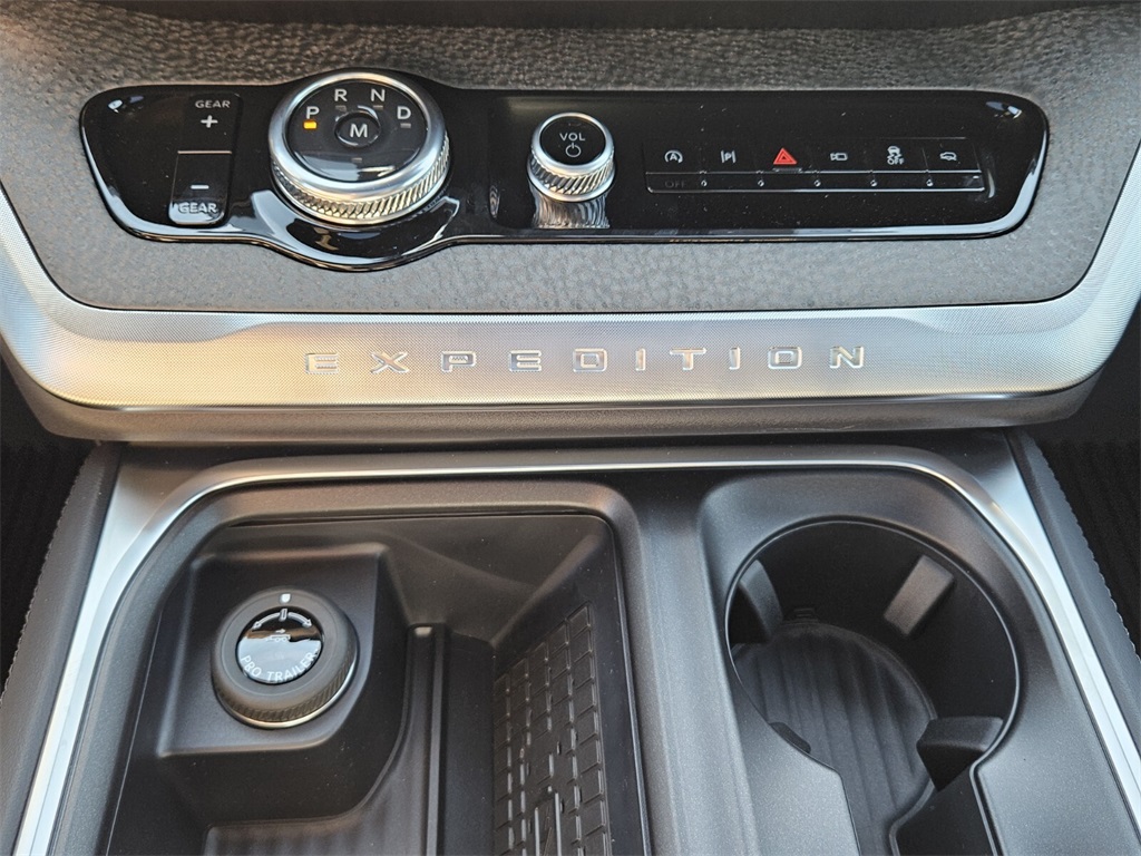 2025 Ford Expedition photo 15