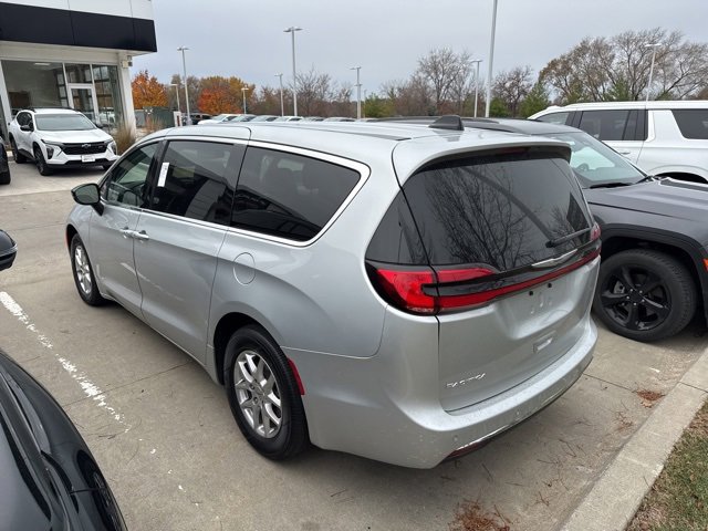 2024 Chrysler Pacifica Touring L photo 3