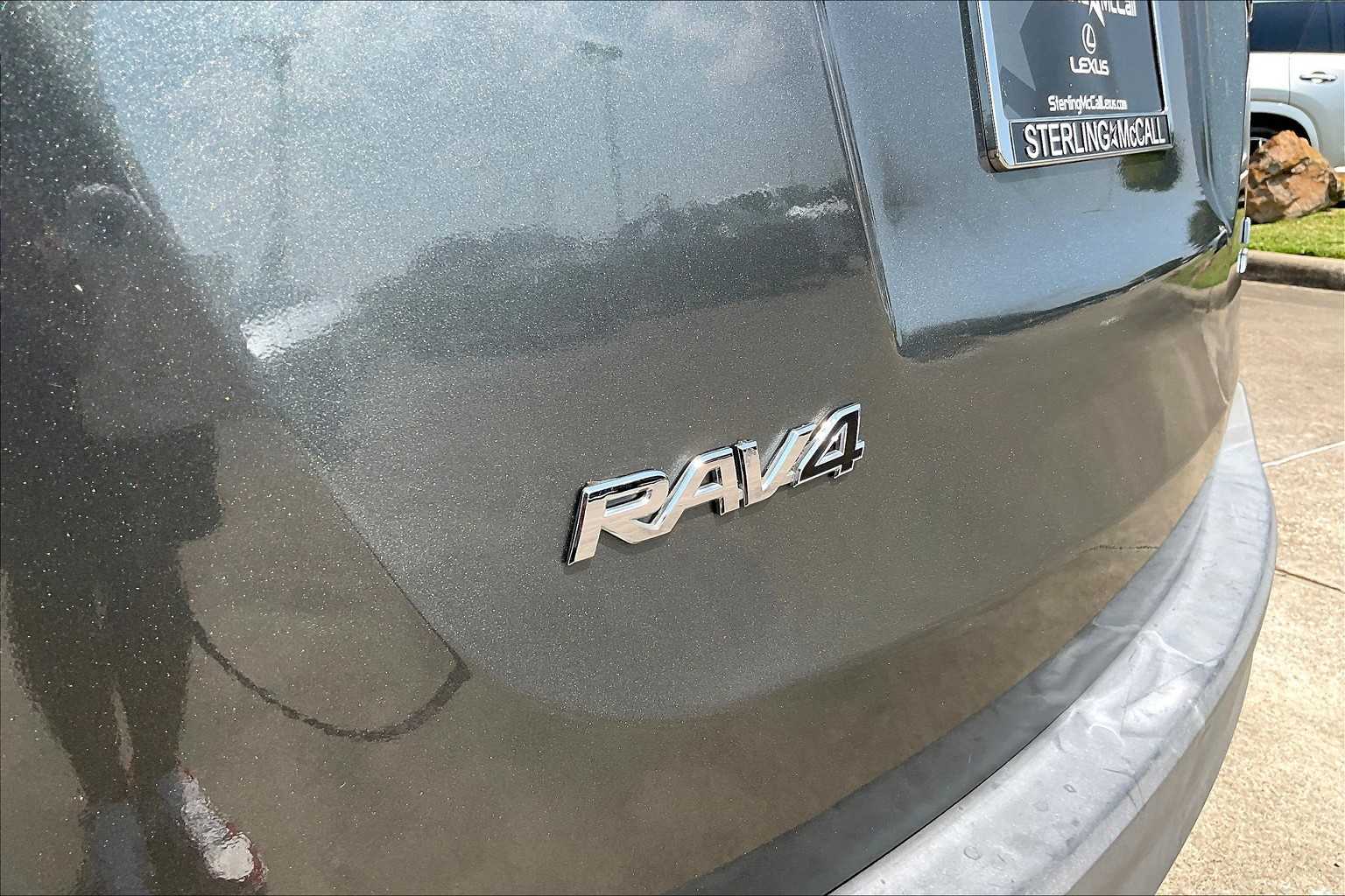 2015 Toyota RAV4 LE photo 27