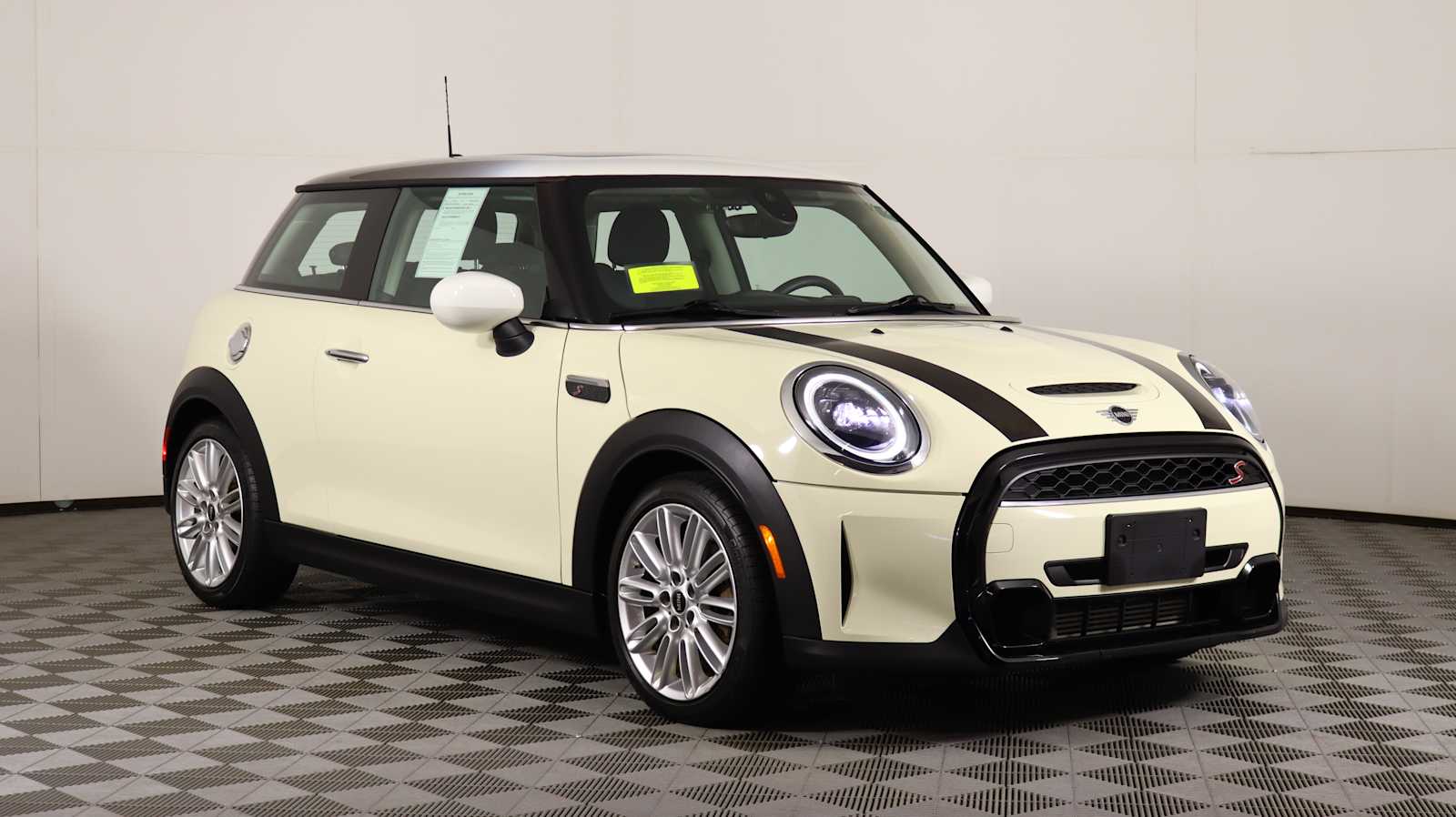 2023 MINI 3 Door S's photo