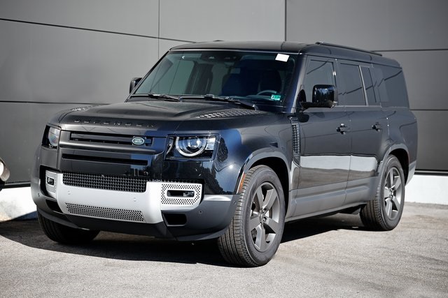 2025 Land Rover Defender S's photo