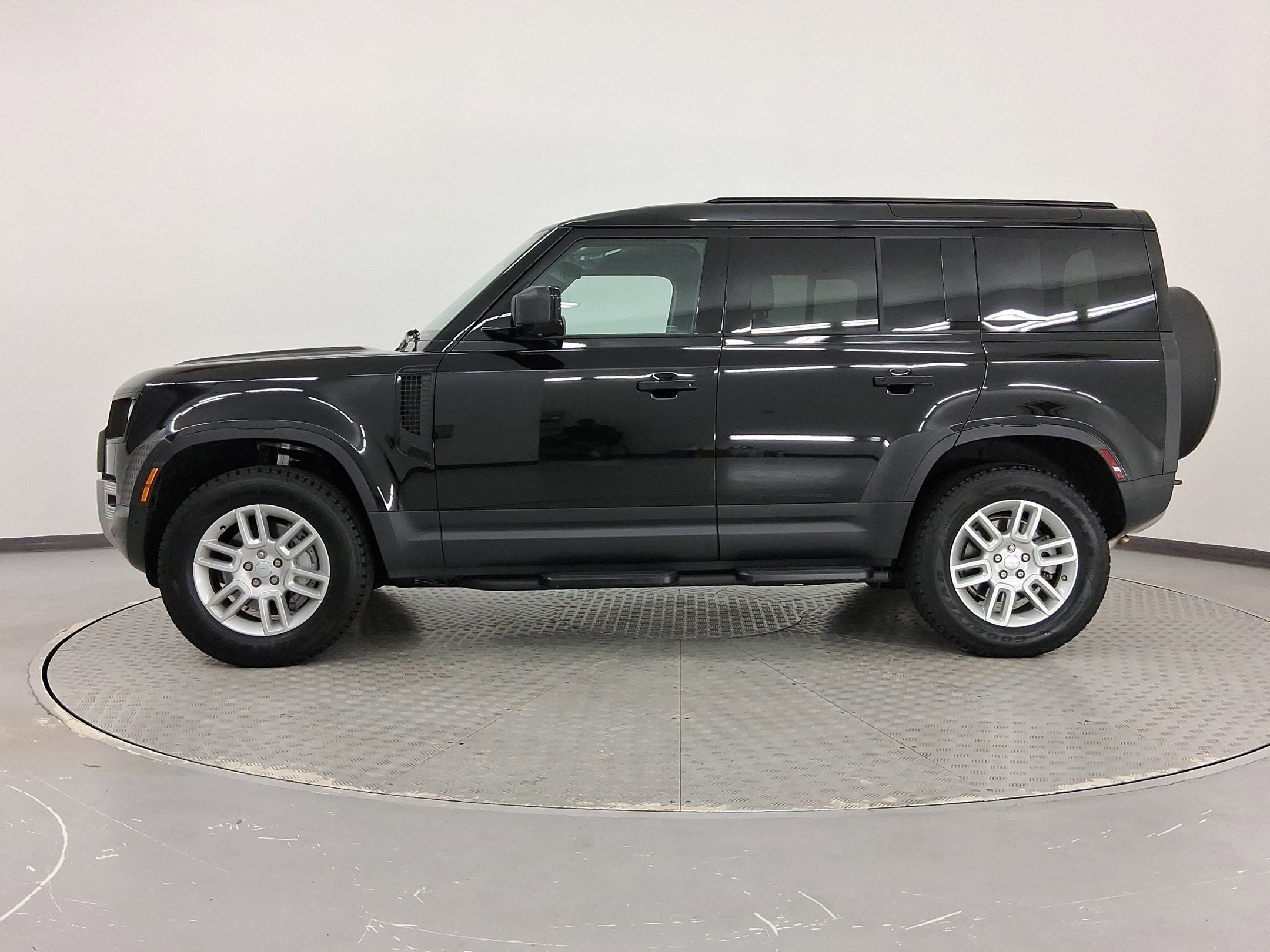 2025 Land Rover Defender 110 S photo 2