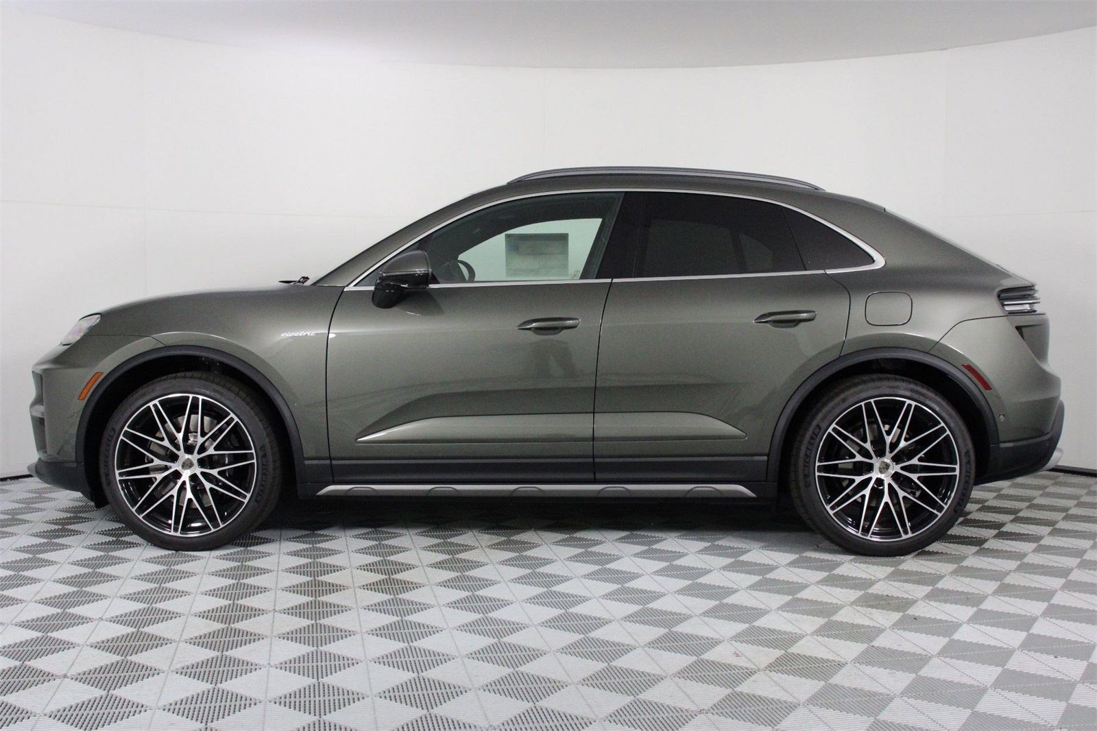 2025 Porsche Macan Electric Turbo photo 2