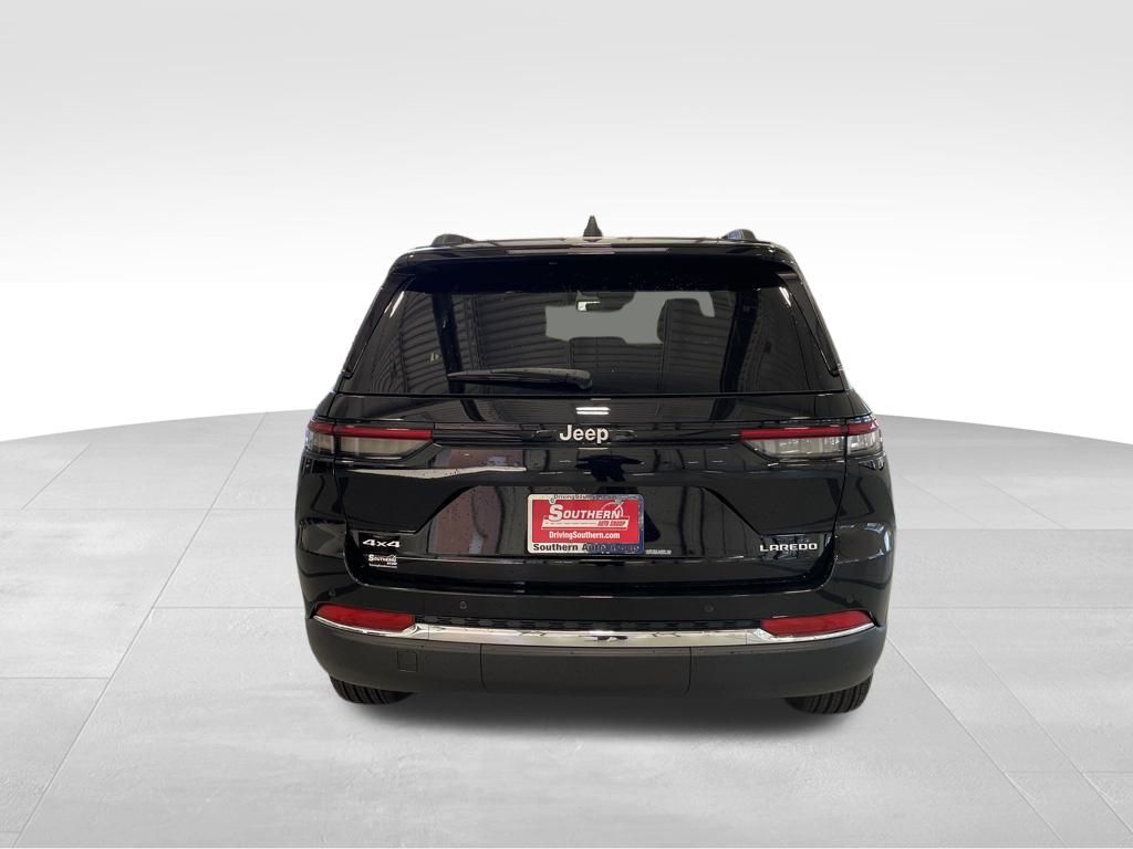 2025 Jeep Grand Cherokee Laredo photo 4