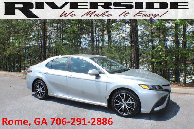 2023 Toyota Camry SE's photo