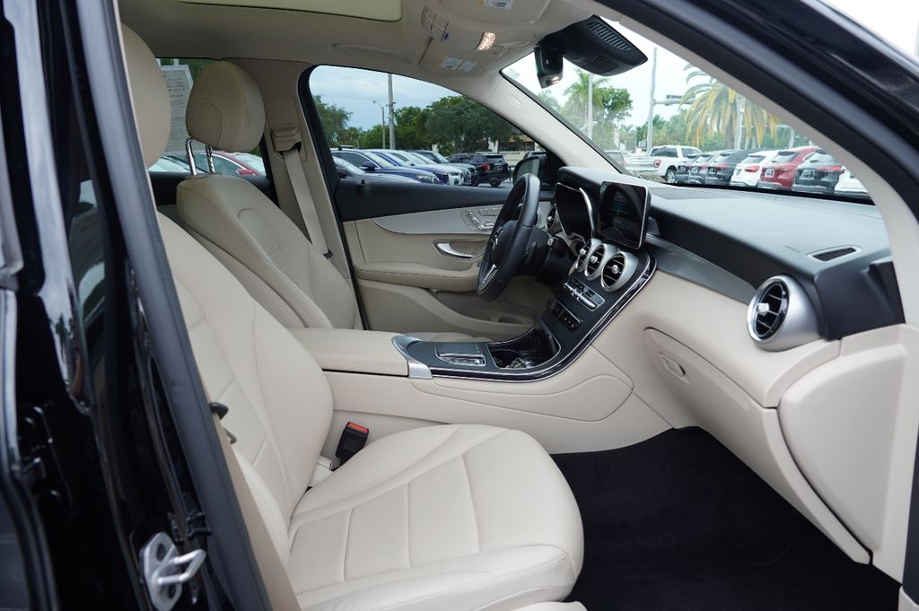 2022 Mercedes Benz GLC 300 photo 10