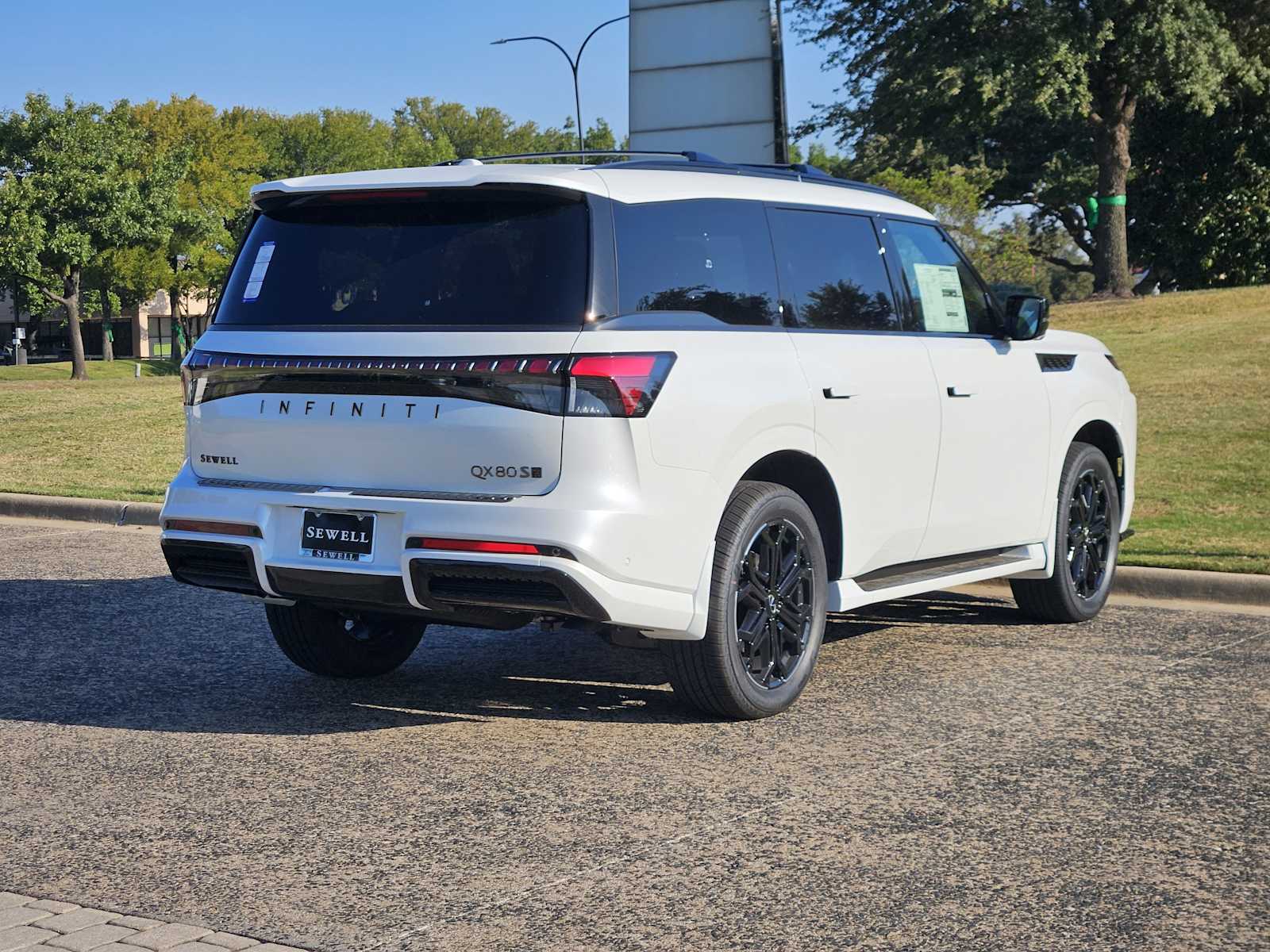 2026 Infiniti QX80 Sensory photo 4