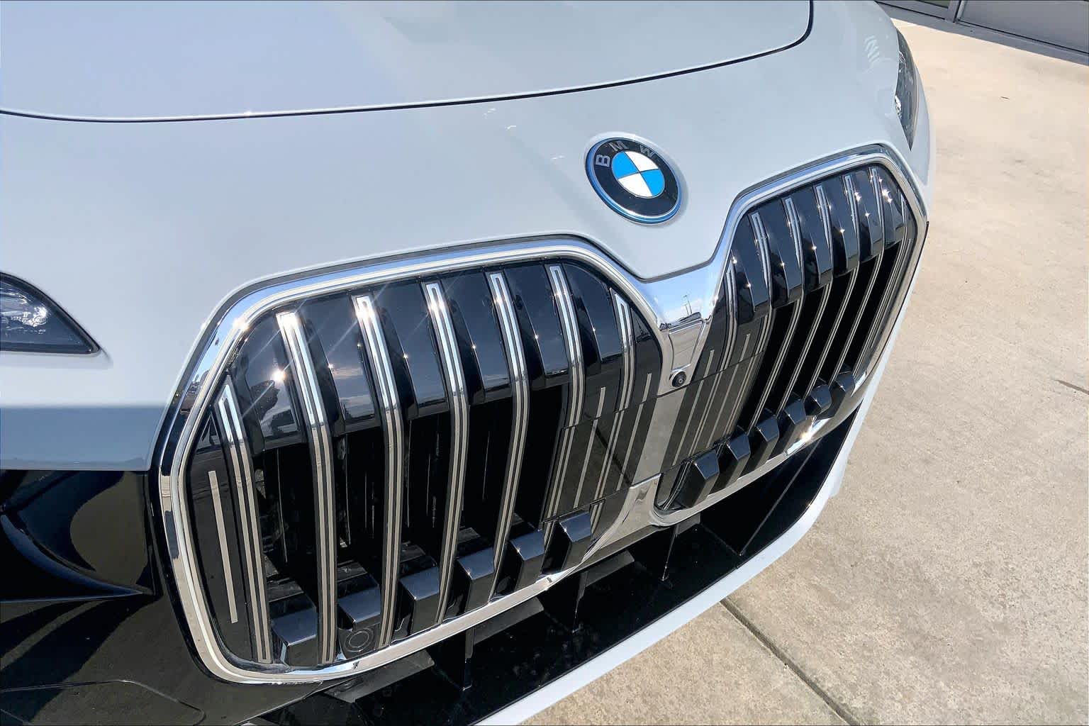 2025 BMW 7 Series 750e - Photo 29