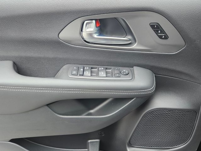2025 Chrysler Pacifica photo 15
