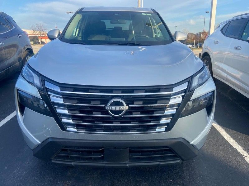 2024 Nissan Rogue SV photo 3