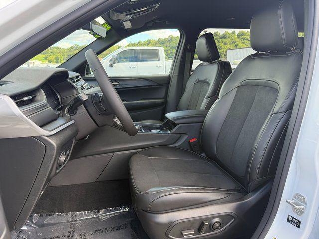 2025 Jeep Grand Cherokee Altitude photo 3