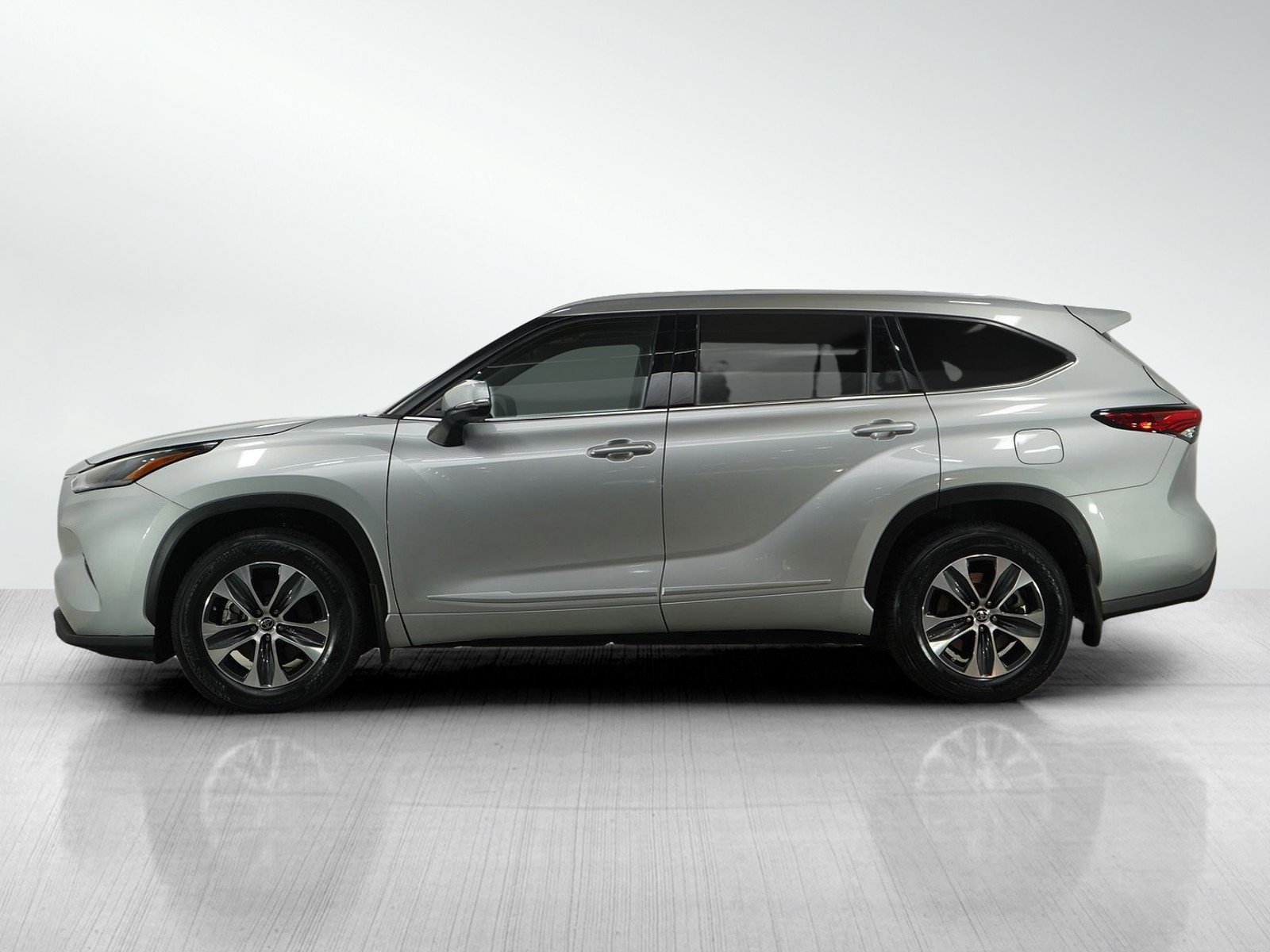 Used 2022 Toyota Highlander XLE with VIN 5TDHZRBH6NS589804 for sale in Bloomington, Minnesota