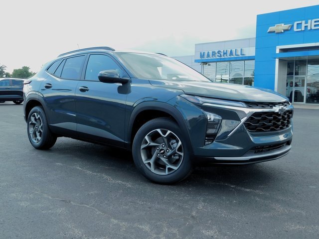 2025 Chevrolet Trax LT photo 2