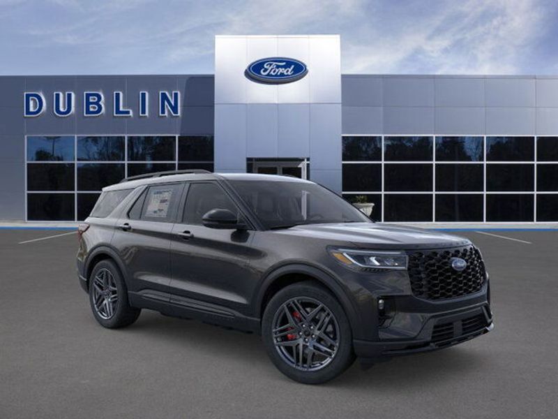 2025 Ford Explorer ST photo 4