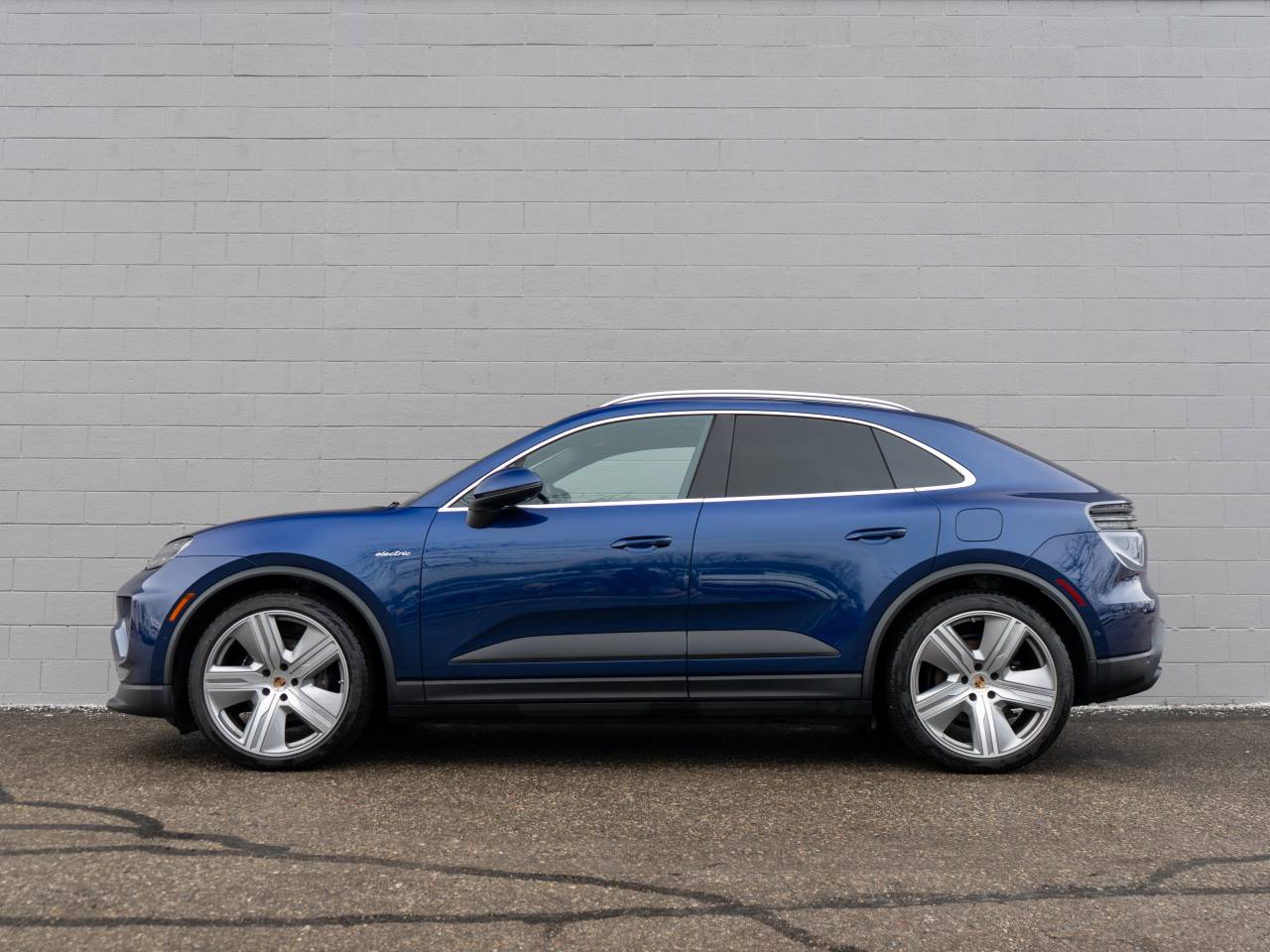 2024 Porsche Macan Electric 4 photo 2