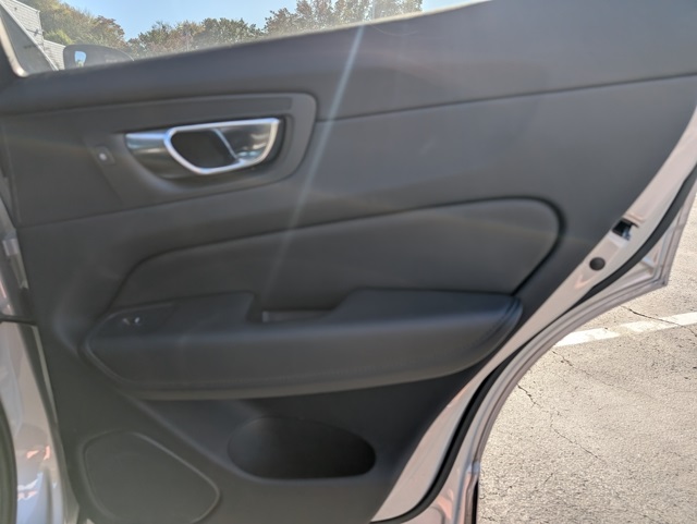 2025 Volvo XC60 B5 Plus photo 27