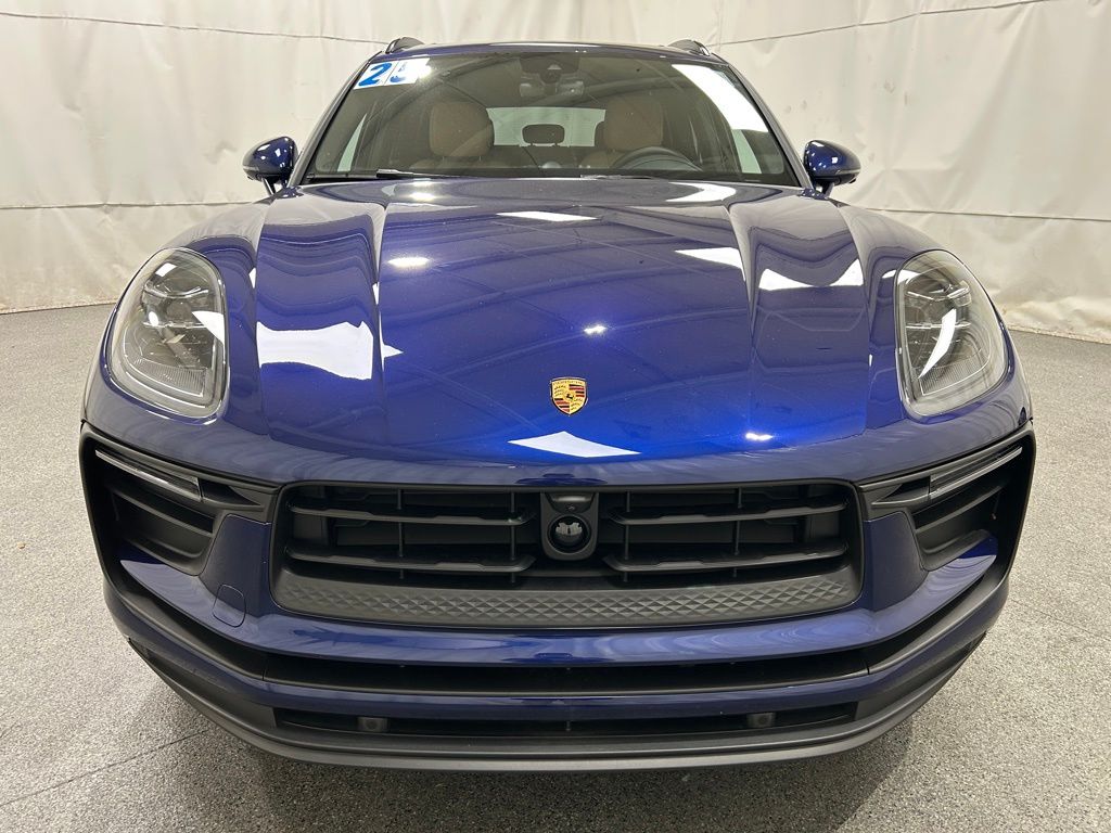 2025 Porsche Macan Base photo 2