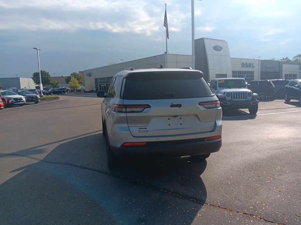 2023 Jeep Grand Cherokee Altitude photo 11
