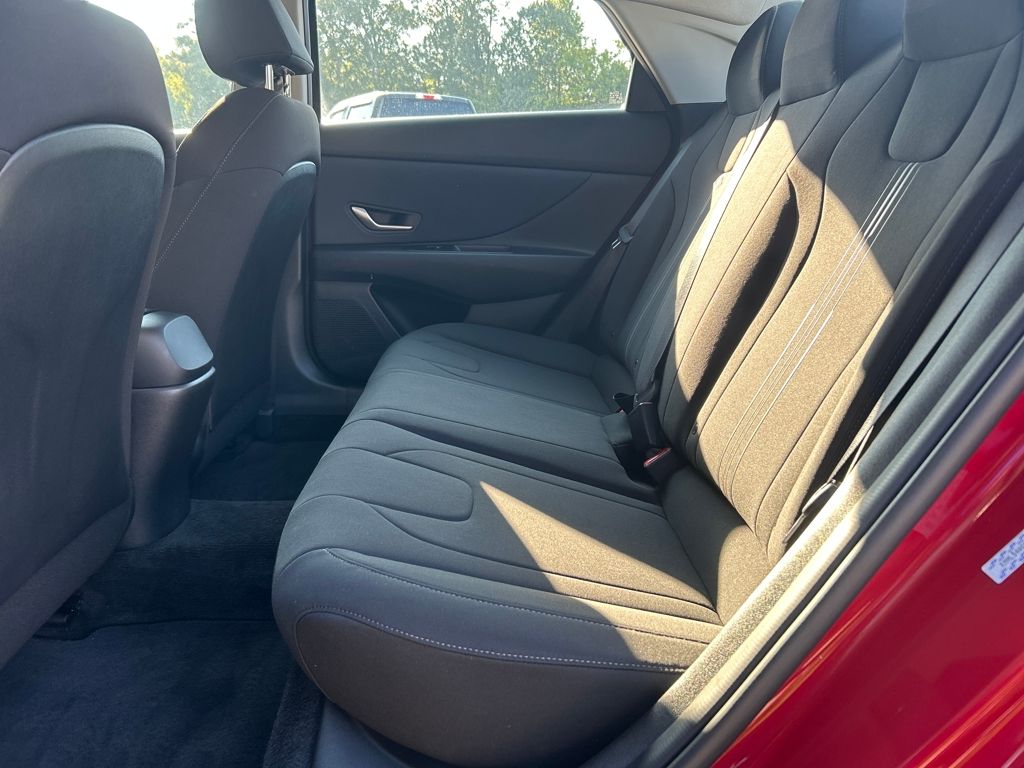 2023 Hyundai Elantra SEL photo 17