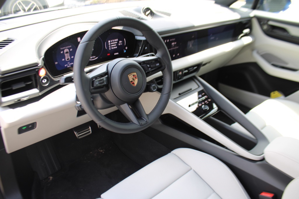 2025 Porsche Macan Electric photo 4