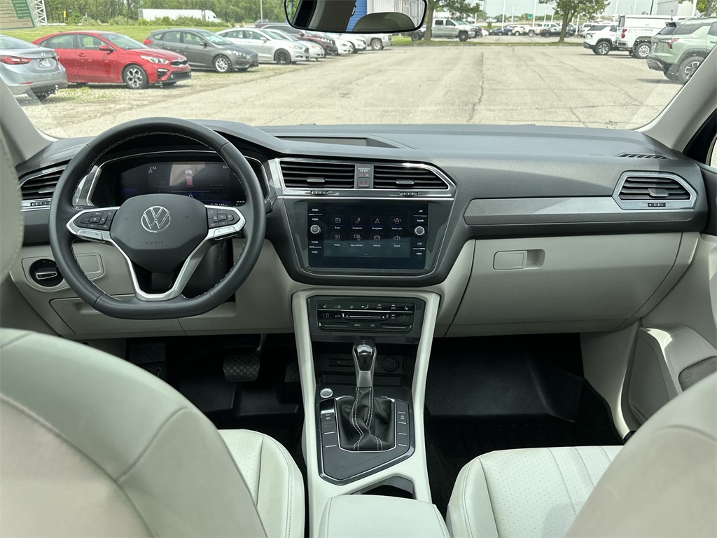 2023 Volkswagen Tiguan SE photo 3