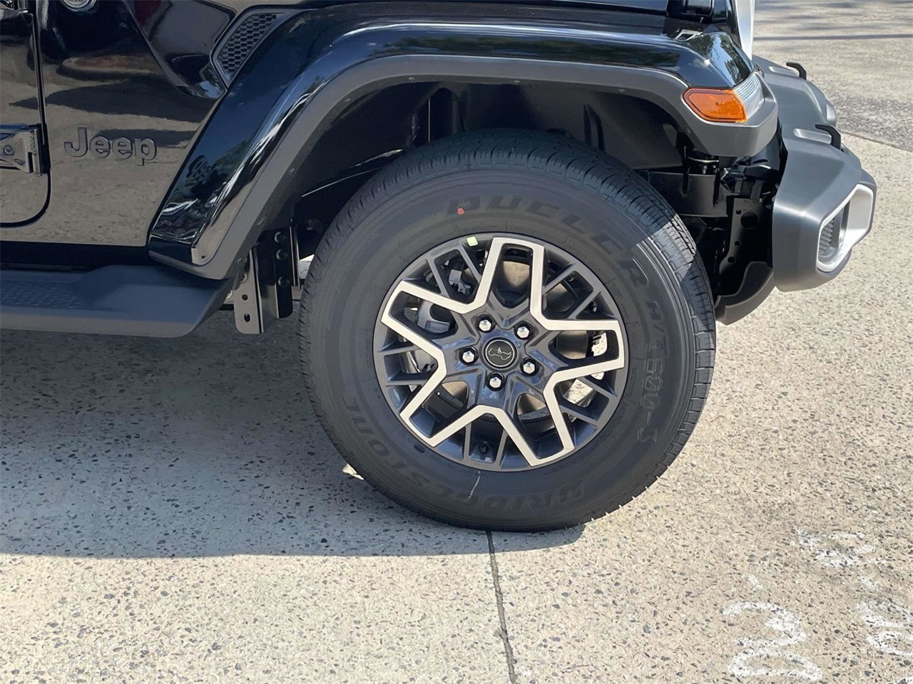2025 Jeep Wrangler Sahara photo 31