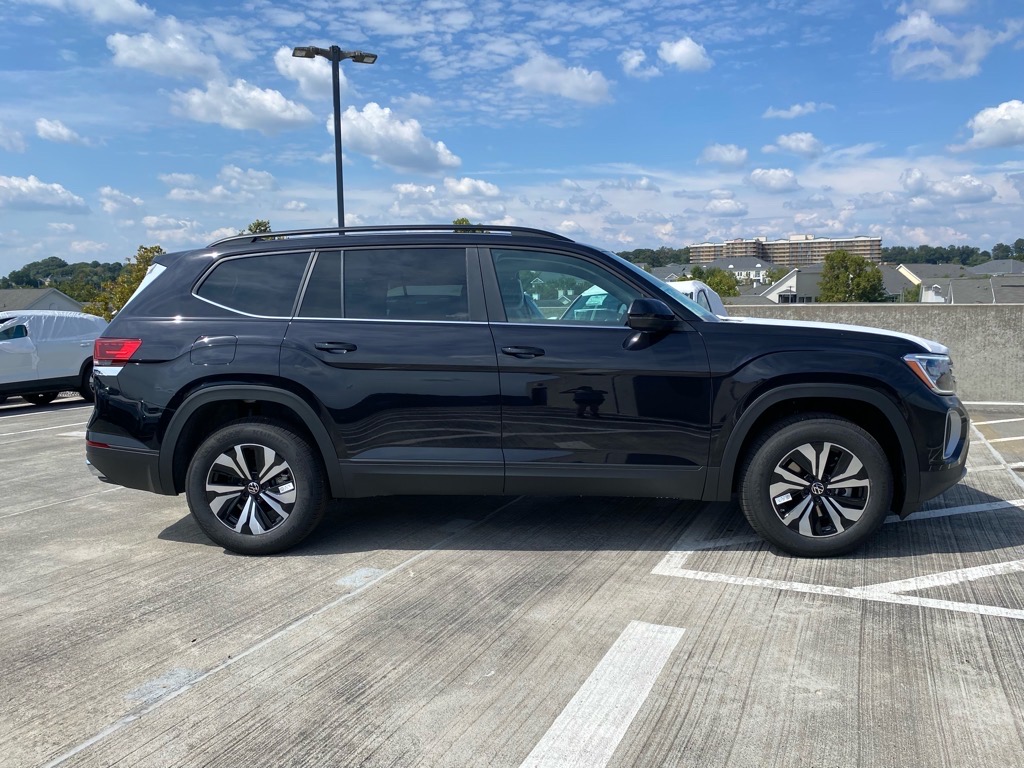 2026 Volkswagen Atlas SE photo 2