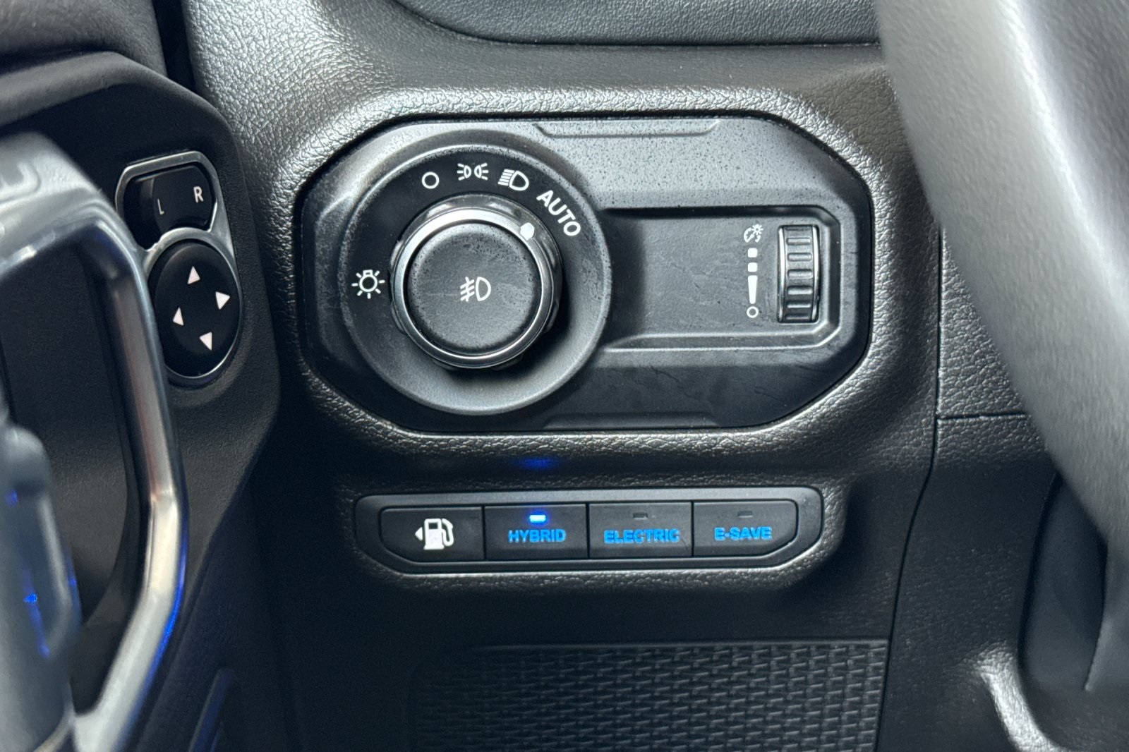 2023 Jeep Wrangler Sahara 4xe photo 32