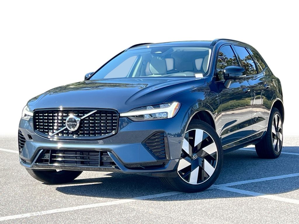 2025 Volvo XC60 Plus's photo