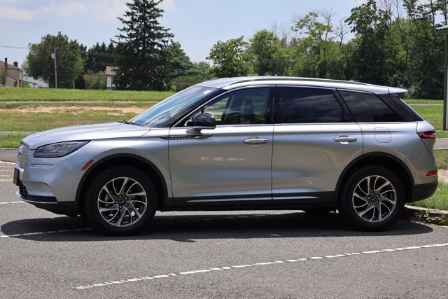 2022 Lincoln Corsair Standard photo 9