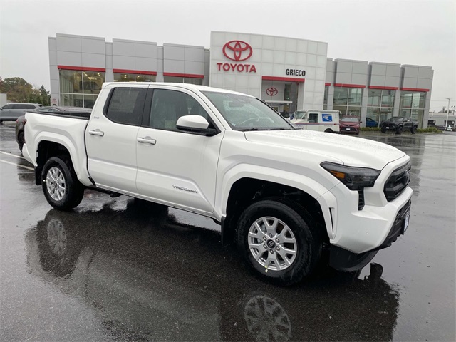 2025 Toyota Tacoma SR5's photo