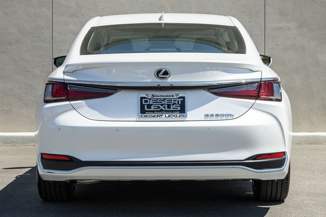 2025 Lexus ES 300h Luxury photo 4