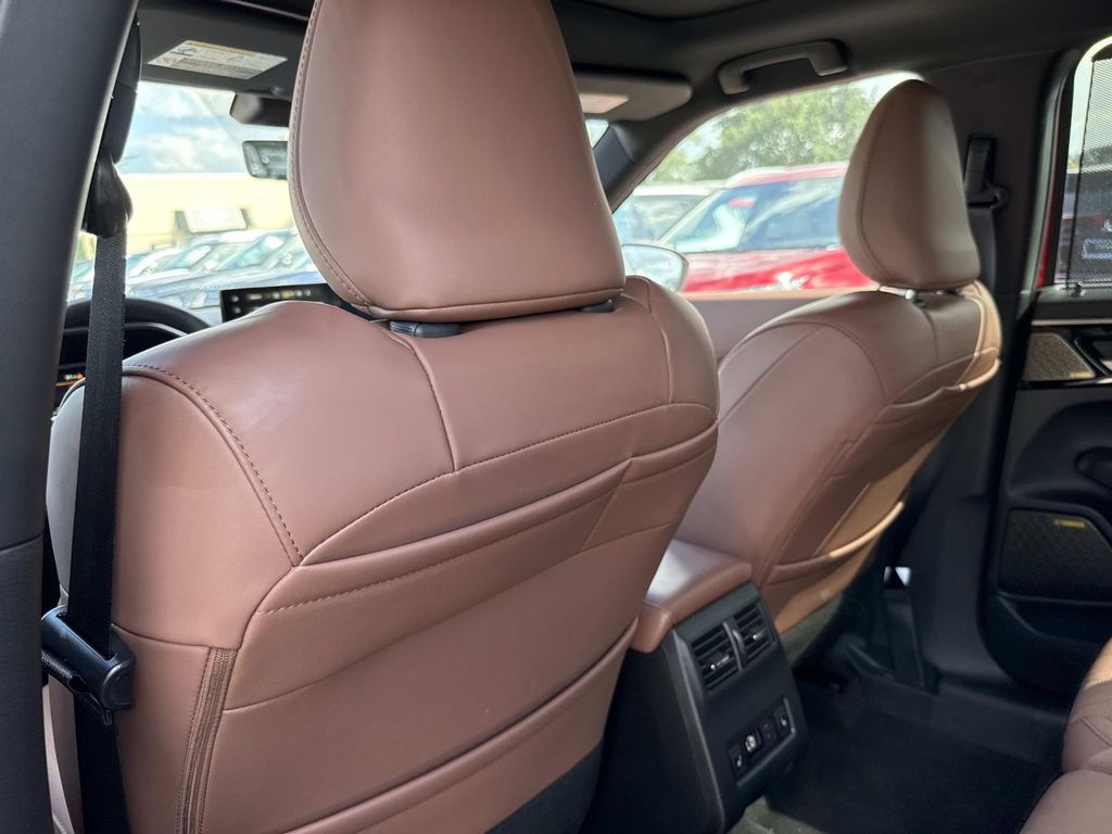 2025 Mitsubishi Outlander SEL photo 11