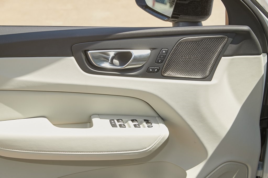 2025 VOLVO XC60 - Image 9