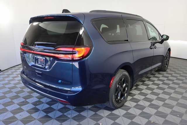 2025 Chrysler Pacifica Hybrid photo 4