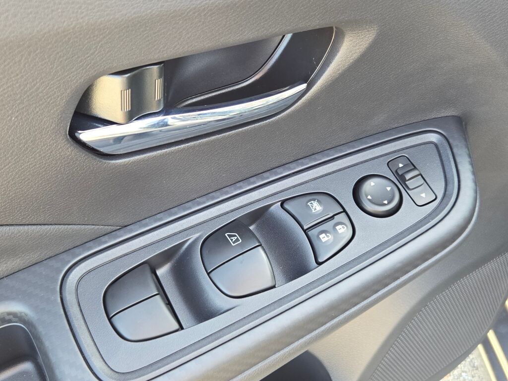 2025 Nissan Versa SV photo 13