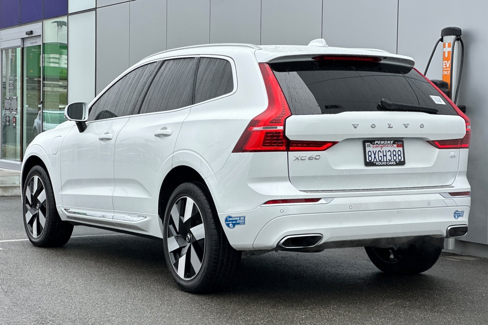 2021 Volvo XC60 Recharge Hybrid T8 Inscription Expression photo 2