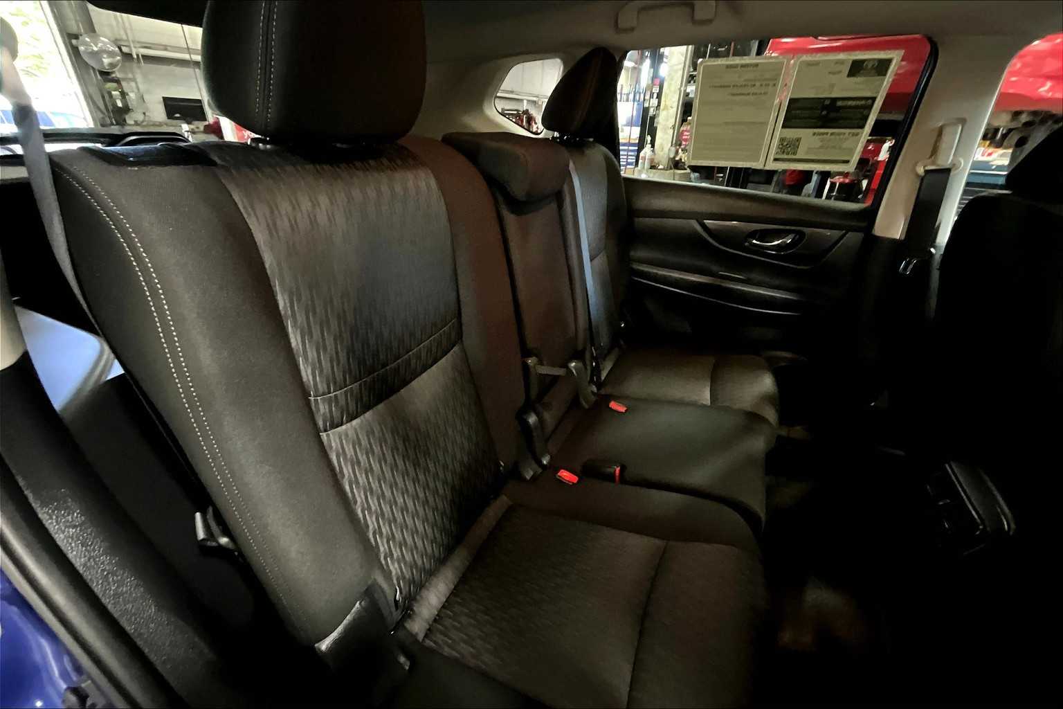 2019 Nissan Rogue SV photo 17