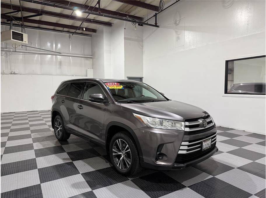 2018 Toyota Highlander LE Sport photo 2